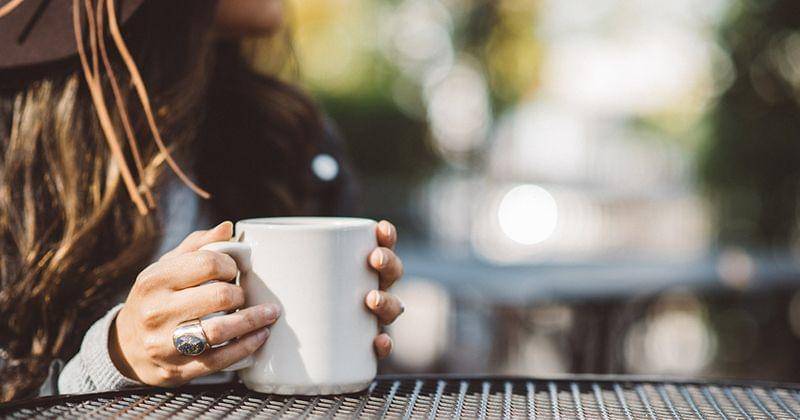 drink mineral water to reduce morning sickness - freepik.com