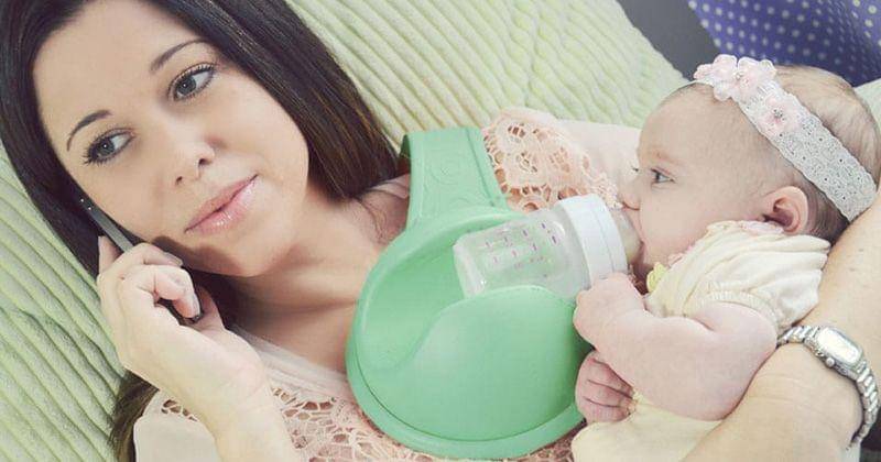 Mama menyusui bayi sambil telepon - unique hunters