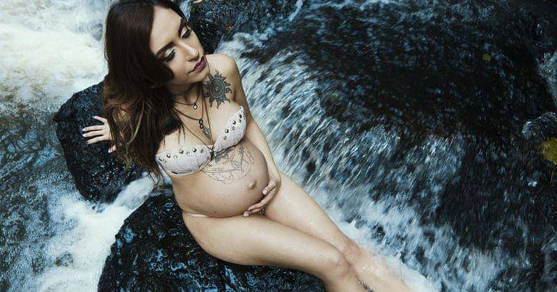 Perempuan hamil seksi di sungai - unsplash