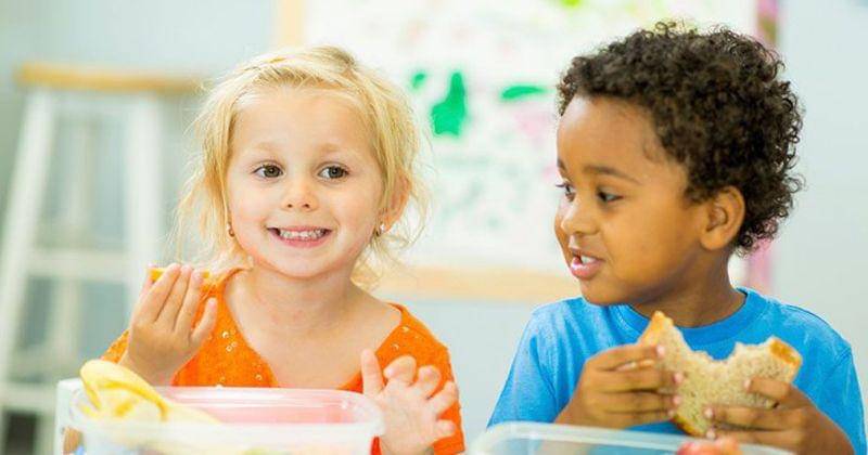 Yuk Ma, ajari anak untuk berbagi sebelum mulai masuk sekolah. - famousspanginsurance.com