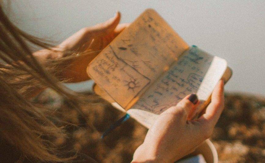 Curahkan pengalaman kehamilan mama dalam tulisan untuk dibaca si kecil pada masa mendatang. - unsplash.com/joaosilas