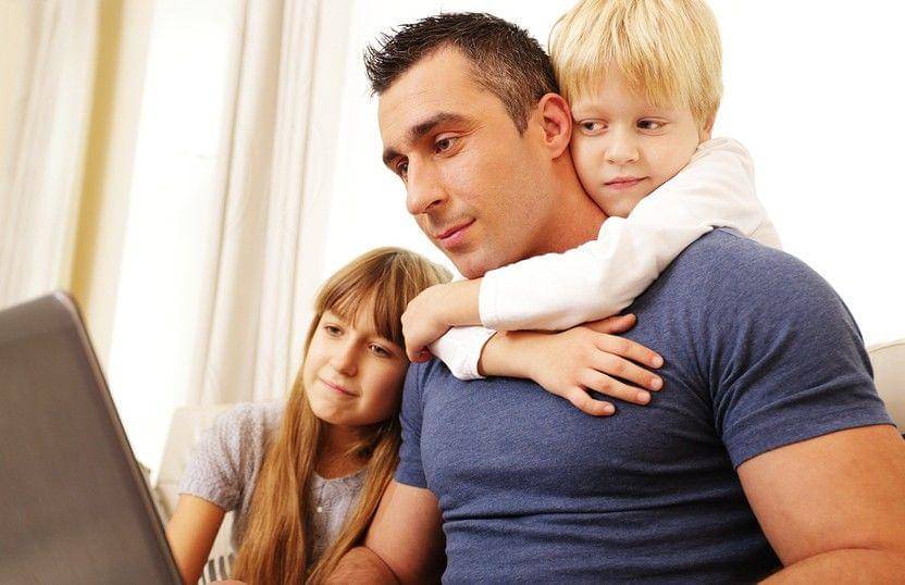 Papa harus selalu memberikan perhatian sekecil apapun kepada anak. - daddymindtricks.com