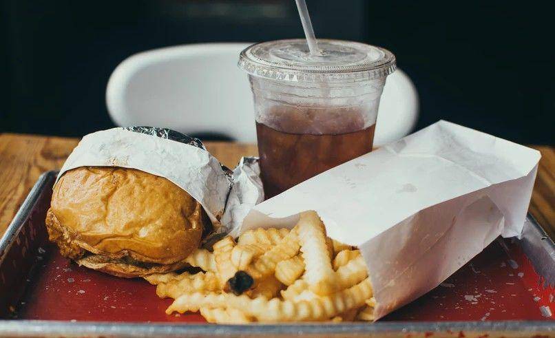 Pola makan yang tidak terjaga bisa menyebabkan obesitas. - unsplash.com/deiscribe