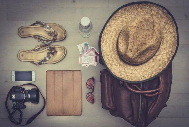 Pastikan semua barang yang perlu dibawa dimasukkan ke dalam koper, termasuk obat-obatan. - unsplash.com/faceline