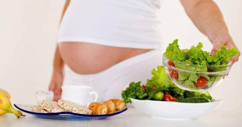 Mitos kehamilan mengatakan bahwa ibu hamil harus makan dengan porsi untuk dua orang. - www.nutrizionesalute.org