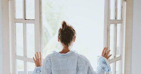 Buka dulu jendelanya. - pixabay.com/pexel