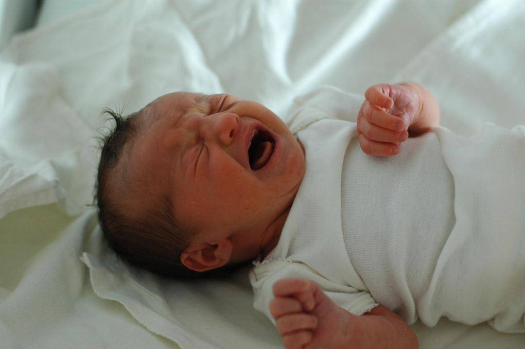 Bayi menangis tanpa air mata, lho. - upload.wikimedia.org