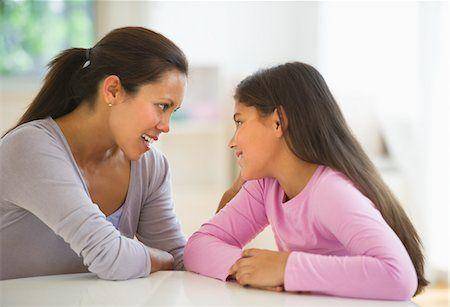 Senangnya bisa dengar suara Mama. - masterfile.com
