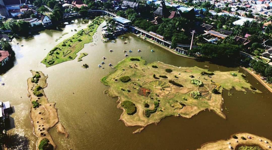 Lokasi: Jalan Raya Taman Mini, Jakarta Timur, Indonesia. - Instagram.com/alireza_ghifari