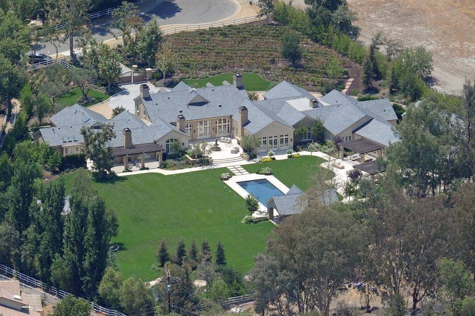 Rumah serba abu-abu yang sebelumnya ditempati oleh keluarga Kim Kardashian dan Kanye West - thesun.co.uk