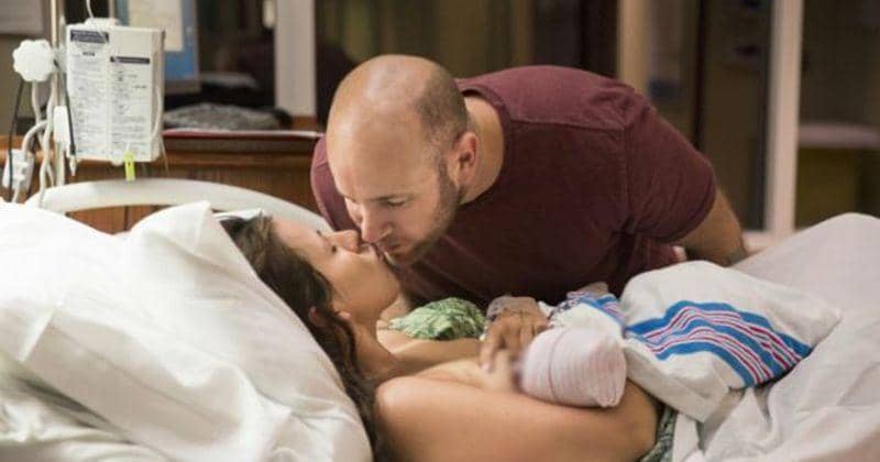 Foto Proses Persalinan di Sebuah Lorong Rumah Sakit yang Dramatis