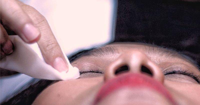 Sebelum proses pemasangan bulu mata, makeup sekitar mata akan dibersihkan dulu - Popmama.com/Bima Bintoro