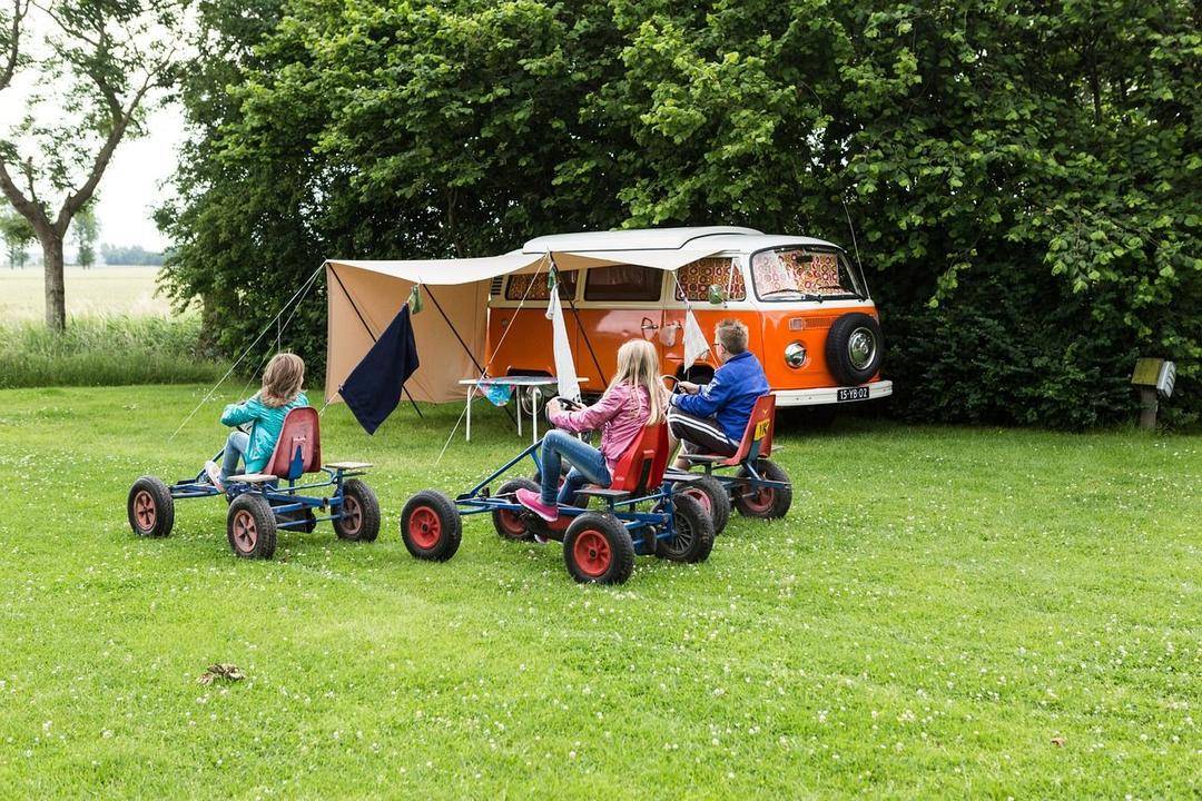 Senangnya menghabiskan waktu camping dengan aman bersama keluarga! - Pixabay/lentemamaatje