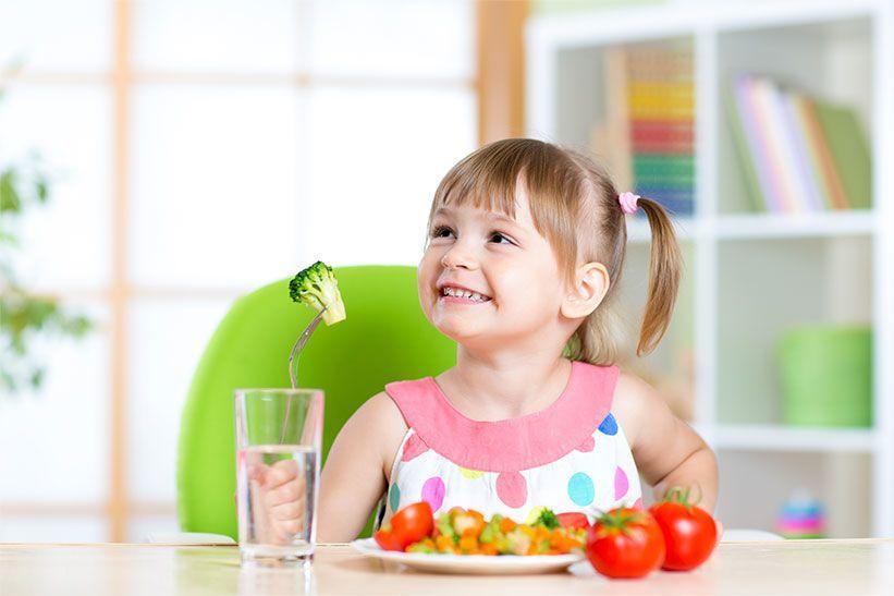 Ini yang Bisa Mama Lakukan Jika si Kecil Susah Makan Buah dan Sayur