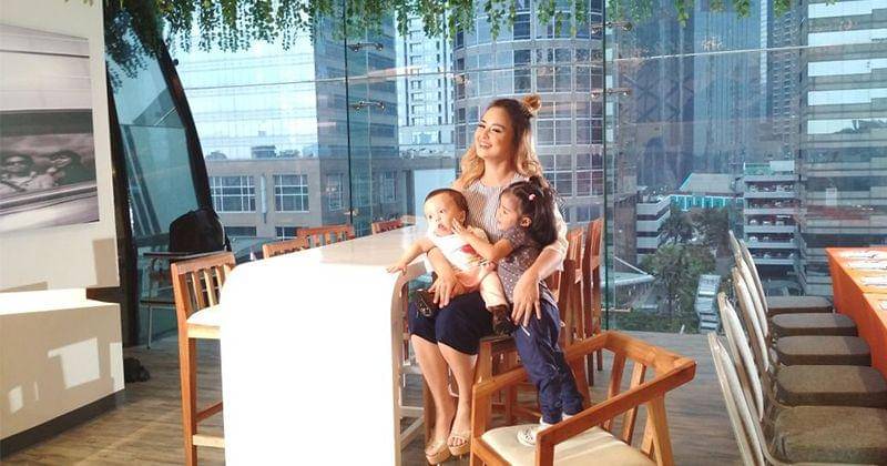 Disela-sela sesi pemotretan tetap bermain bersama anak - Dok. Popmama.com/Novy Agrina