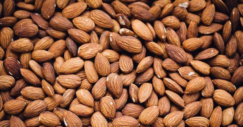 Salah satu sumber Vitamin E adalah kacang almond - Unsplash/ Chuttersnap