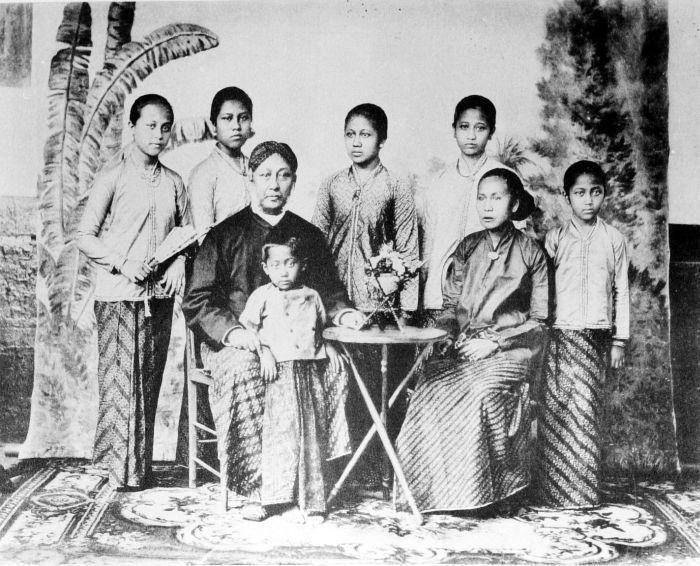 R.A Kartini dan keluarganya. - Wikimedia.commons.org