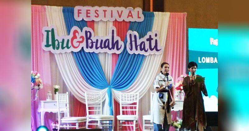 Jennifer Arnelita & Intan RJ di Festival Ibu & Buah Hati oleh Komunitas Cerita Ibu Pintar - Popmama.com/Novy Agrina