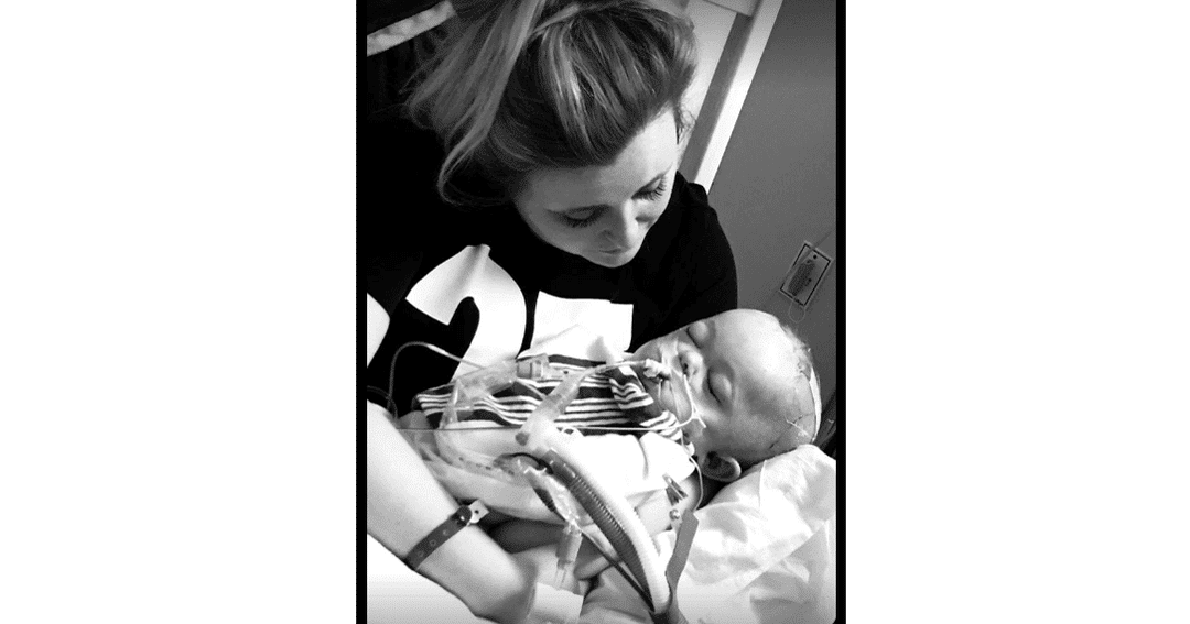 Colton di pangkuan Paige - Facebook/Paige Ferguson