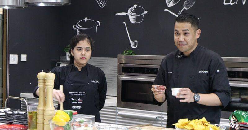 MODENA Chef, Odie Djamil memandu para peserta membuat dua menu yang istimewa - Popmama.com/Onic Metheany