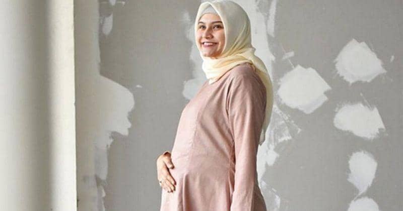 Penampilan Zeezee Shahab Tetap Modis di Usia Kehamilan 34 Minggu