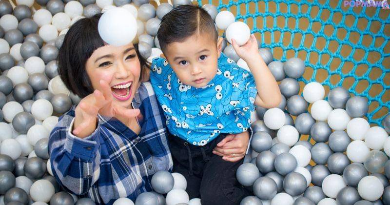 Outfit Tanayu: Uniqlo, Outfit Keano: Kim and Kin - Popmama.com/Jaya