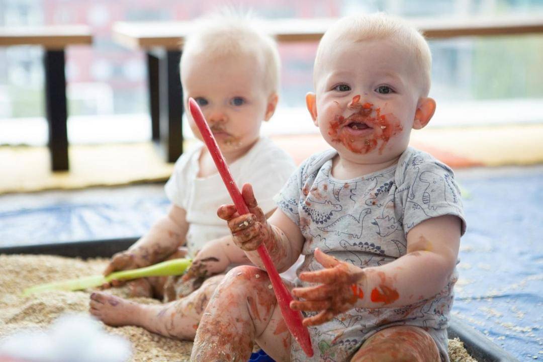 Sensory play untuk bayi 8 bulan - baltic.art