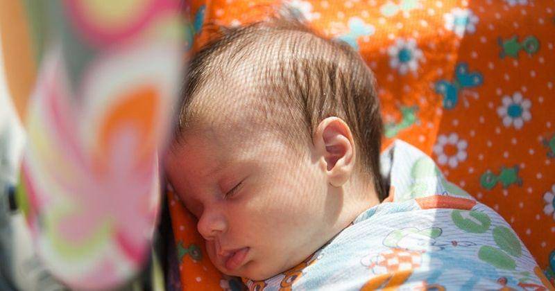 Refleks moro pada bayi - romper.com