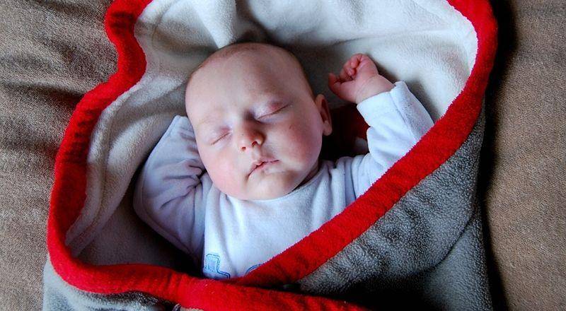 Cara Menyendawakan Bayi saat Tertidur yang Bisa Mama Coba
