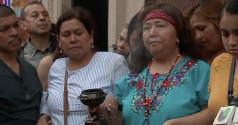 Keluarga Marlen Ochoa-Lopez berkumpul untuk mendoakan. - WGNTV.com