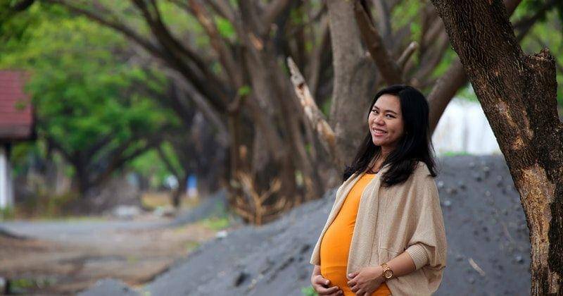 Pexels/walking photographer