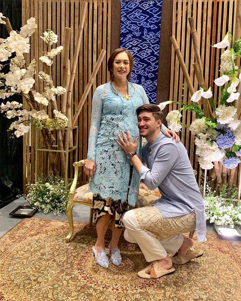 Instagram.com/aurakasih   