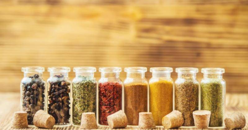 Produk makanan sering ditambahankan oleh bahan tambahan pangan yaitu zat aditif - Freepik/Yanadjana