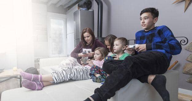 Aturan Screen Time untuk Orangtua, Anak Juga Memerlukan Perhatian Lho