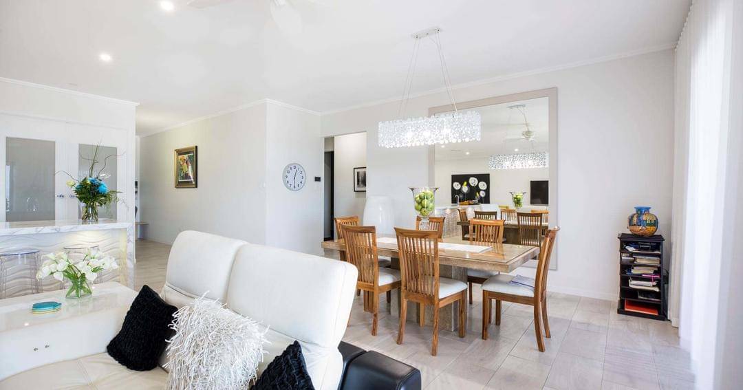 joker with card - Pexels/NTWRK