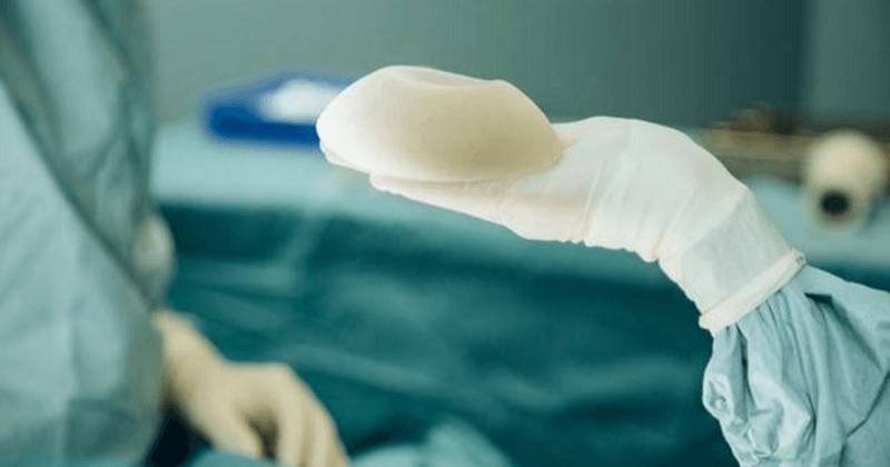 joker with card - Independent.ie