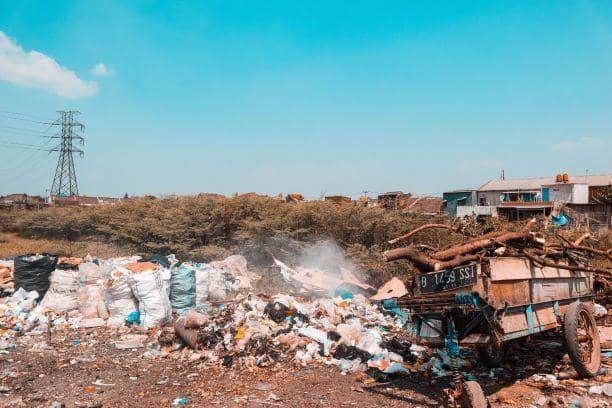 Kesal Asap Masuk Rumah, Perempuan Siram Sampah yang Dibakar Tetangga