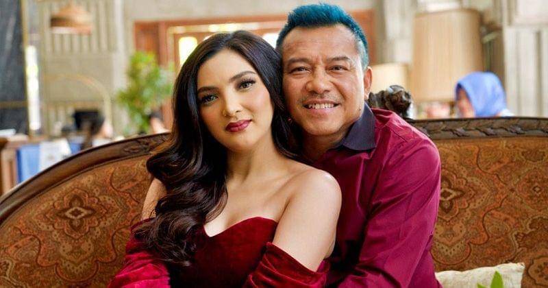 joker with card - Instagram.com/ashanty_ash