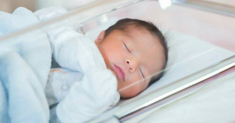 Bilirubin Tinggi, Ini 4 Cara Mengatasi Mata Kuning pada Bayi