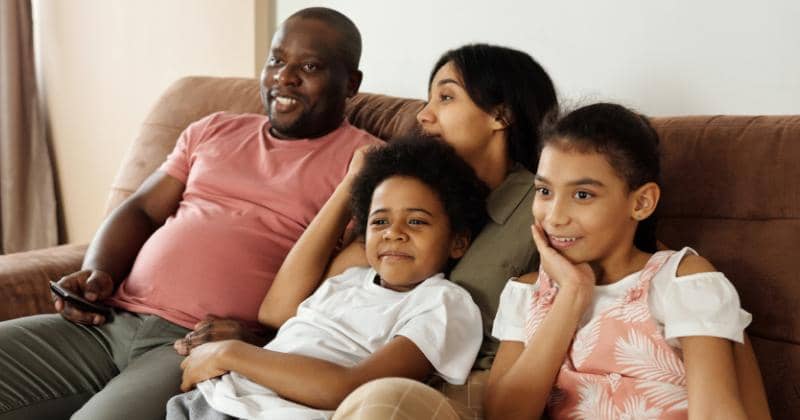 Tak Hanya Smartphone, Ini 6 Tayangan yang Bisa Jadi Media Belajar Anak