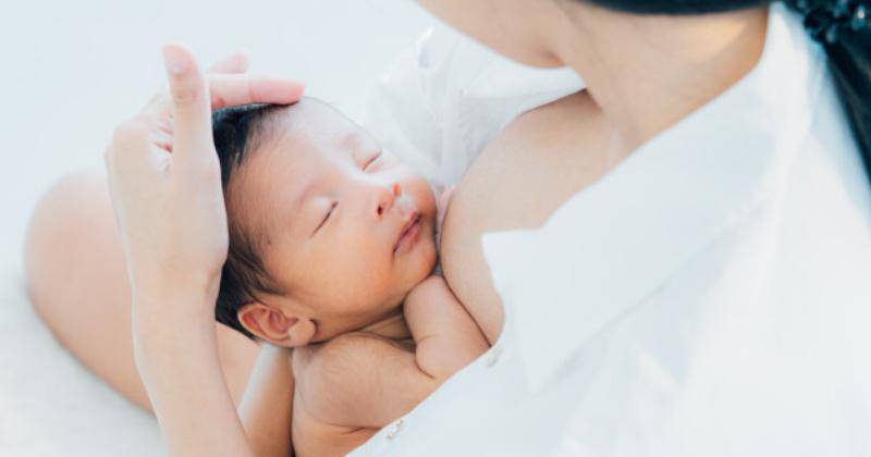 Bayi Mogok Menyusu ASI Langsung? Ini Penyebab dan Cara Mengatasinya!