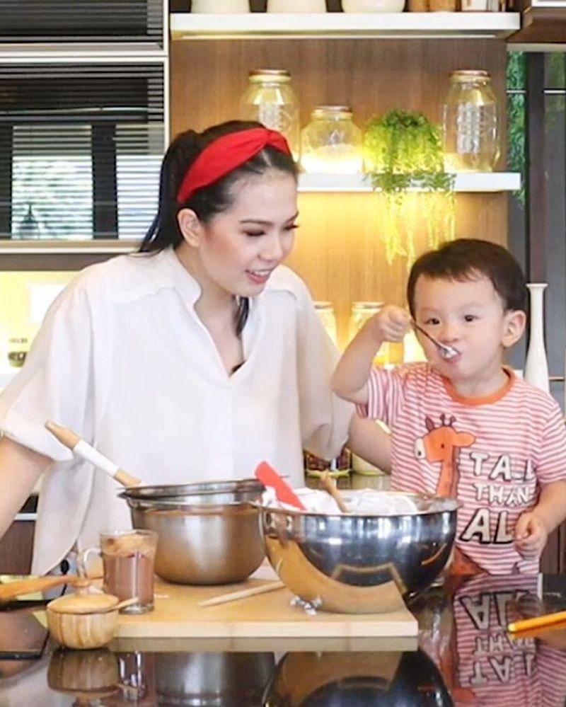 Instagram.com/devinahermawan