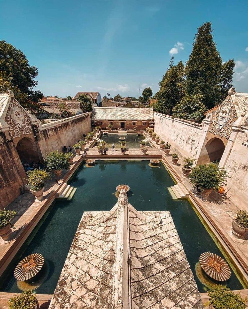 Instagram.com/tamansari_watercastle