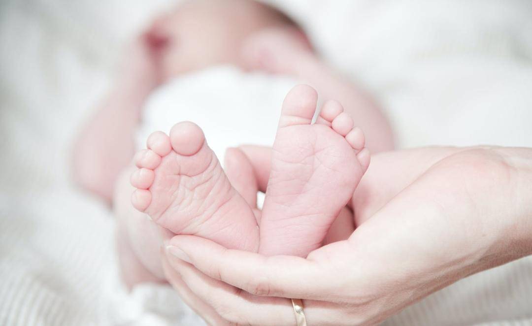 https://www.pexels.com/photo/close-up-of-hands-holding-baby-feet-325690/