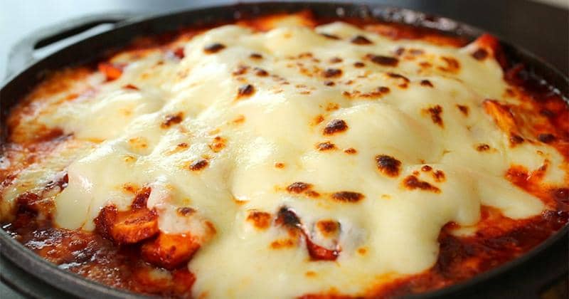 Cara Membuat Tteokbokki Keju Panggang, Camilan saat Nonton Drama Korea