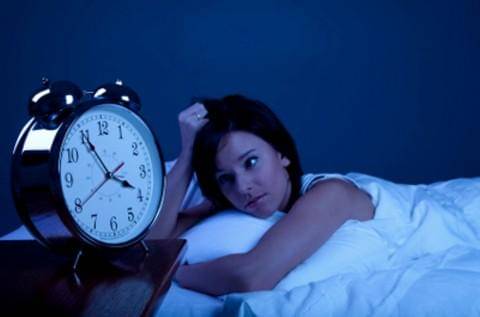 Ilustrasi tidur diatas jam 12 malam - istockphoto