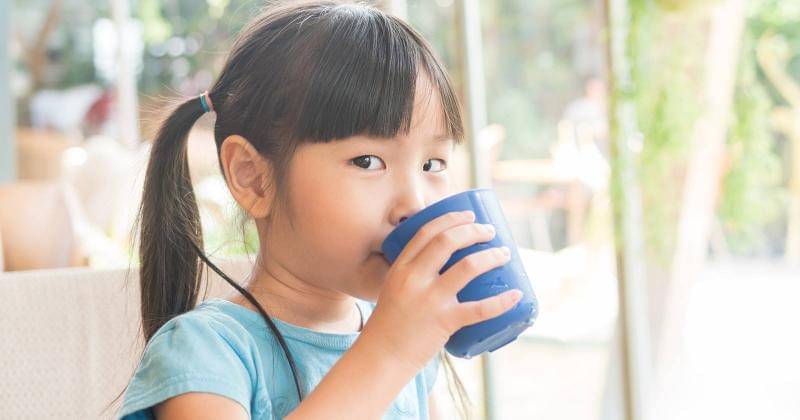 anak kecil minum - intermountainhealthcare.org