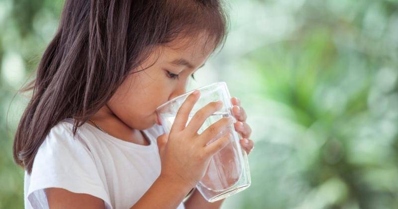 anak kecil minum air putih - sofreshwidebay.com.au
