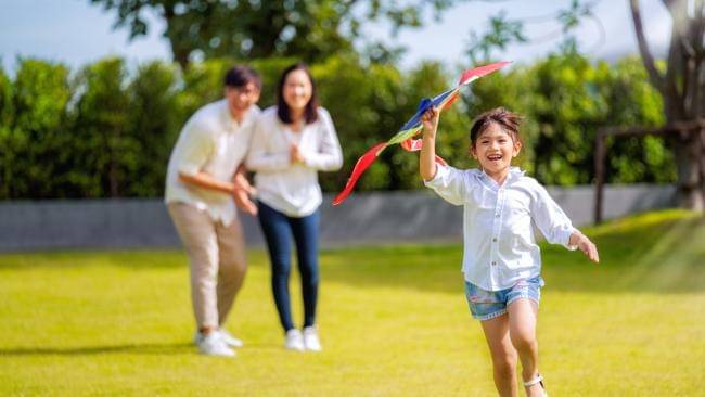 anak, orangtua, layangan, bermain - Shutterstock/anek.soowannaphoom