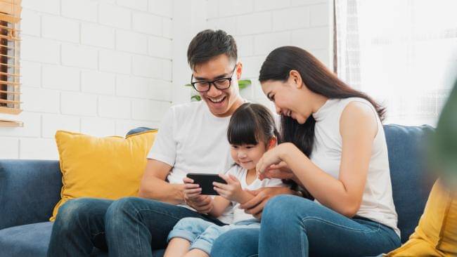 keluarga bermain gadget, belanja online - Shutterstock/Nattakorn_Maneerat